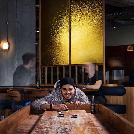 Lylo Auckland Hotel ภายนอก รูปภาพ A sushi chef at work