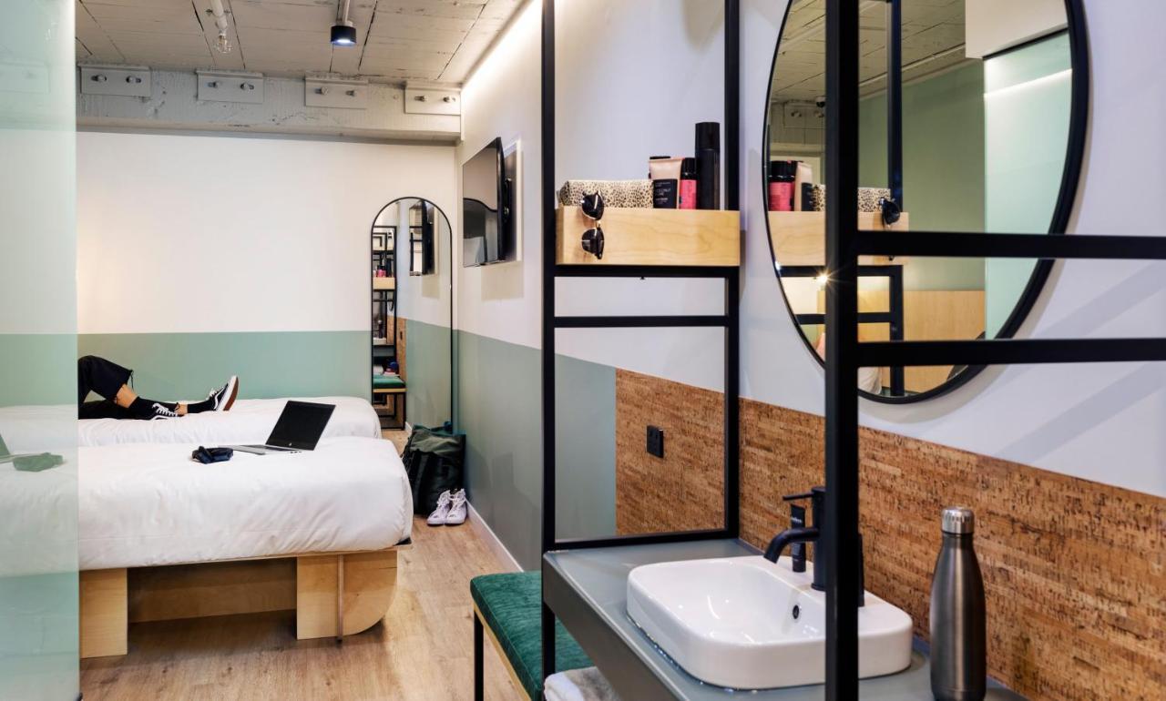 Lylo Auckland Hotel ภายนอก รูปภาพ A room at the hotel