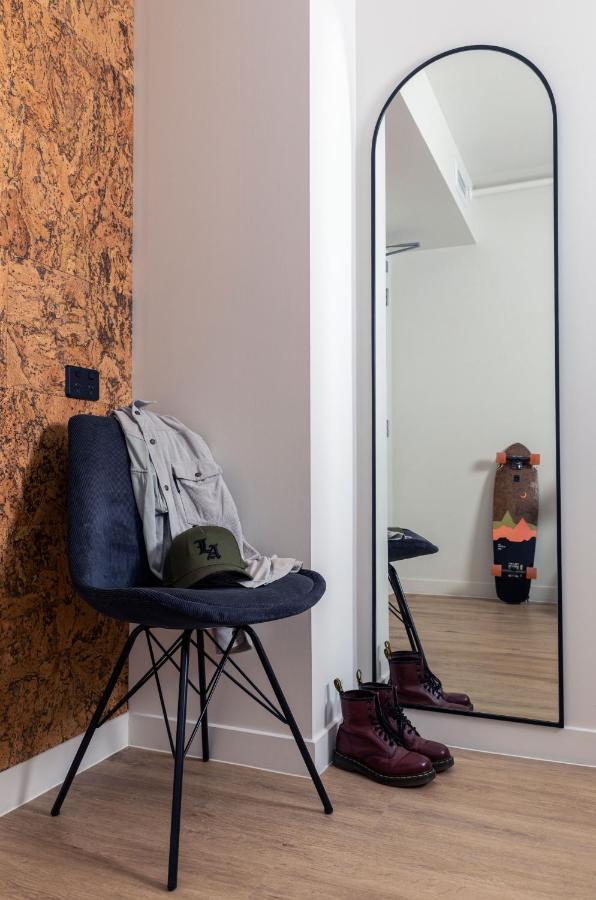 Lylo Auckland Hotel ภายนอก รูปภาพ A long mirror