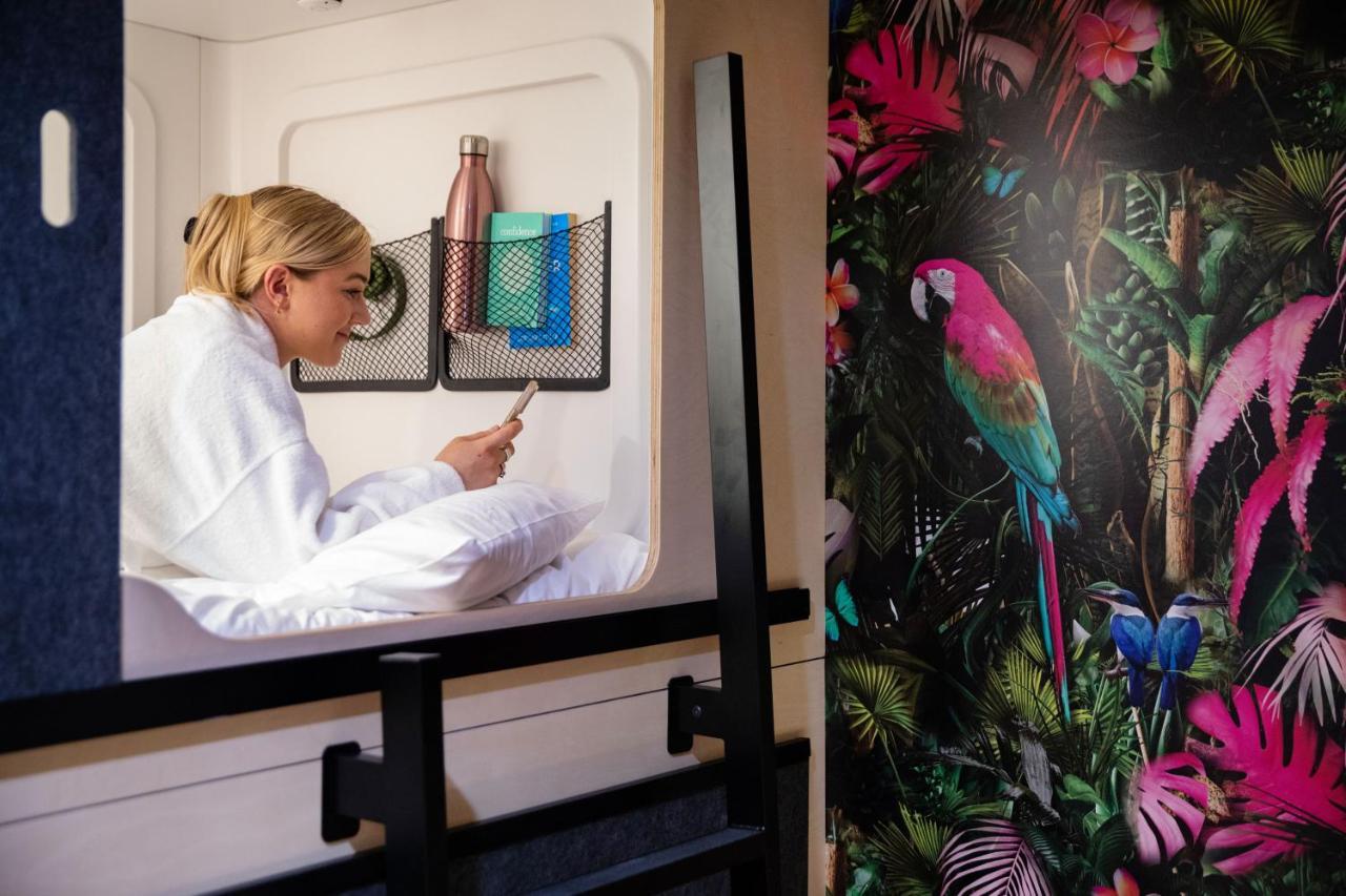 Lylo Auckland Hotel ภายนอก รูปภาพ A woman using a mobile phone in a hotel room