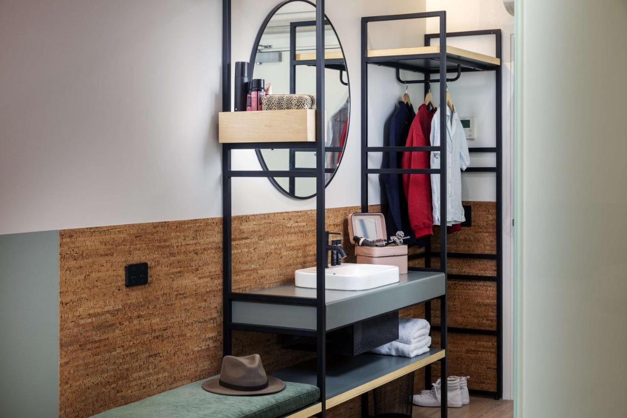 Lylo Auckland Hotel ภายนอก รูปภาพ A bathroom at the hotel