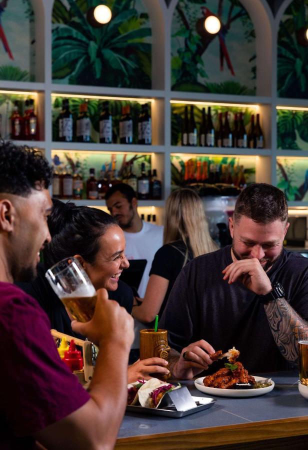 Lylo Auckland Hotel ภายนอก รูปภาพ The bar at the Old Blind Dogs
