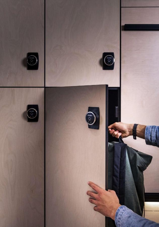 Lylo Auckland Hotel ภายนอก รูปภาพ A smart locker