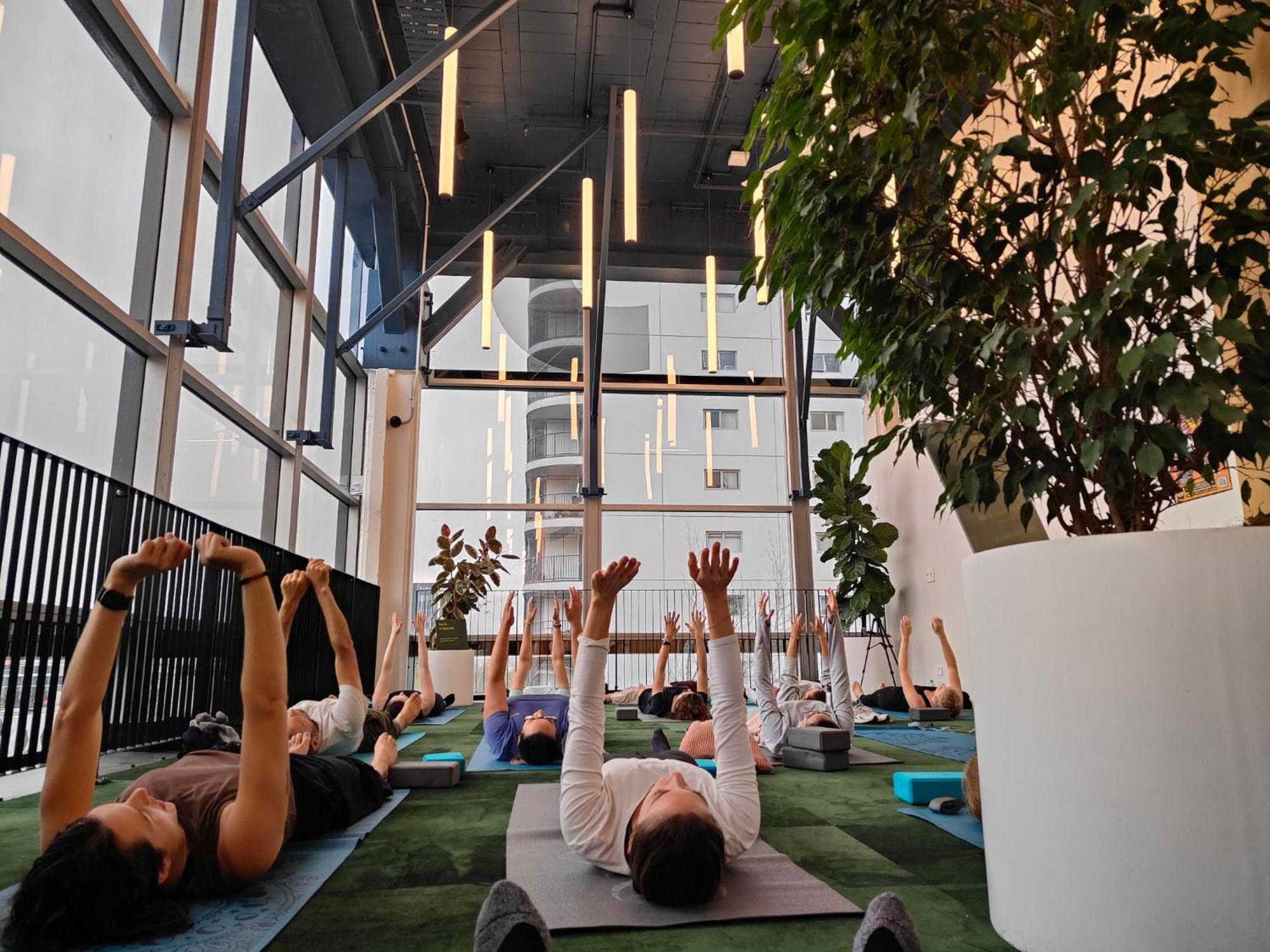 Lylo Auckland Hotel ภายนอก รูปภาพ A yoga class at the Googleplex